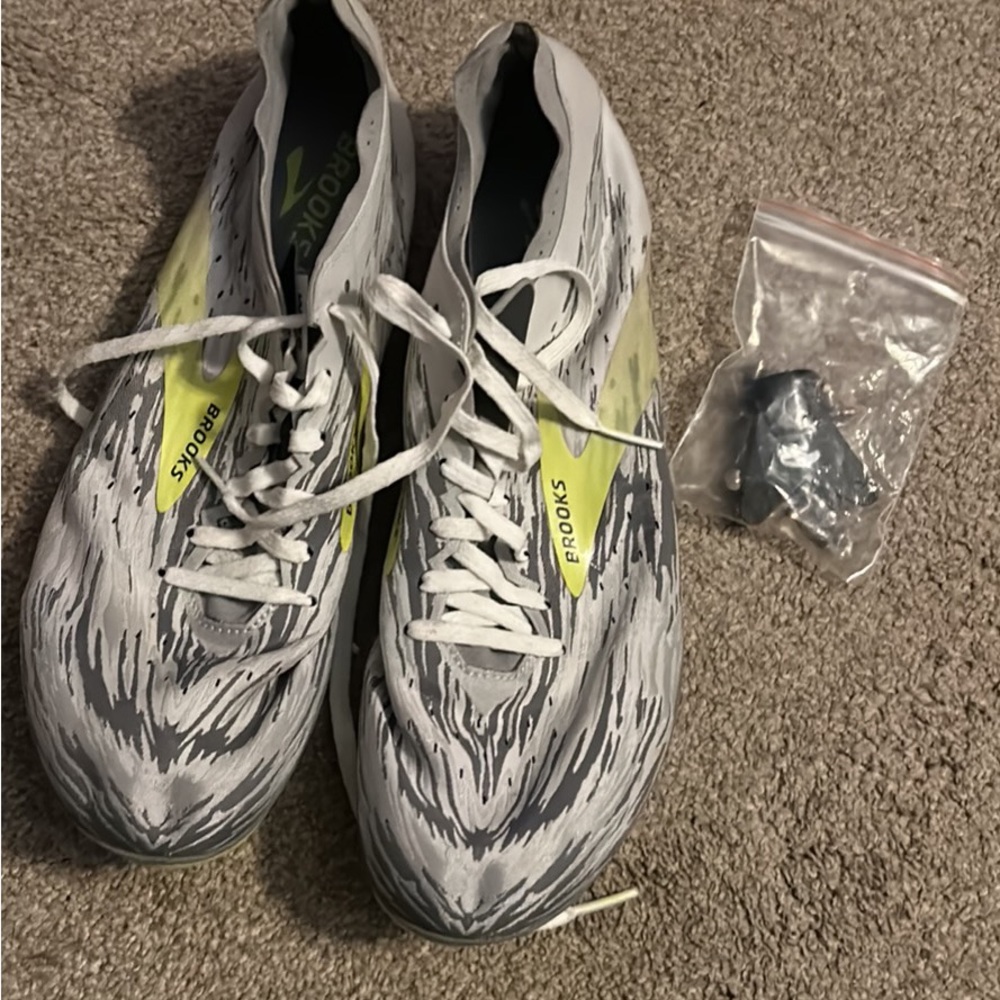 NWOT Brooks Wire V6 running cleats